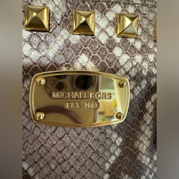 Michael Kors NWOT

Saffiano Stud Small Satchel, Dark Sand - Picture 2 of 10